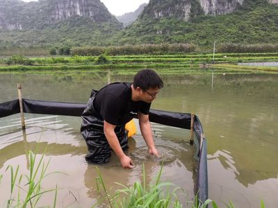 人民網(wǎng)報道我校生化學(xué)院易弋博士--把科研成果寫在田間地頭